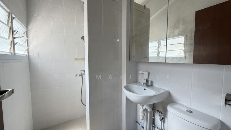 305 Hougang Avenue 5, 305 Hougang Avenue 5, 2 Bedrooms, 797 sqft, HDB Flat For Rent, by Ann Marie Ee, 500203108 - Bathroom - PropertyGuru.com.sg