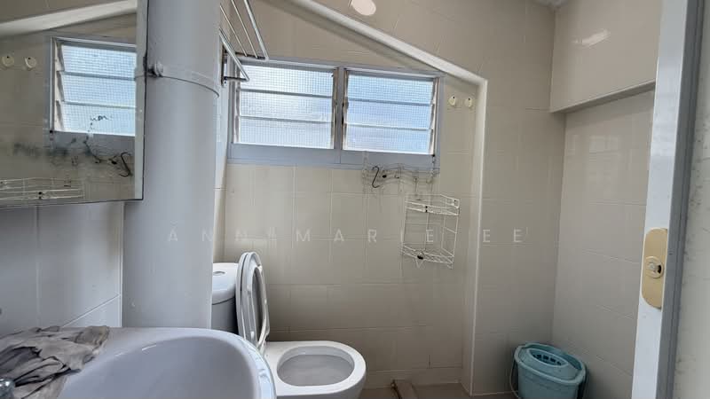 305 Hougang Avenue 5, 305 Hougang Avenue 5, 2 Bedrooms, 797 sqft, HDB Flat For Rent, by Ann Marie Ee, 500203108 - Bathroom - PropertyGuru.com.sg