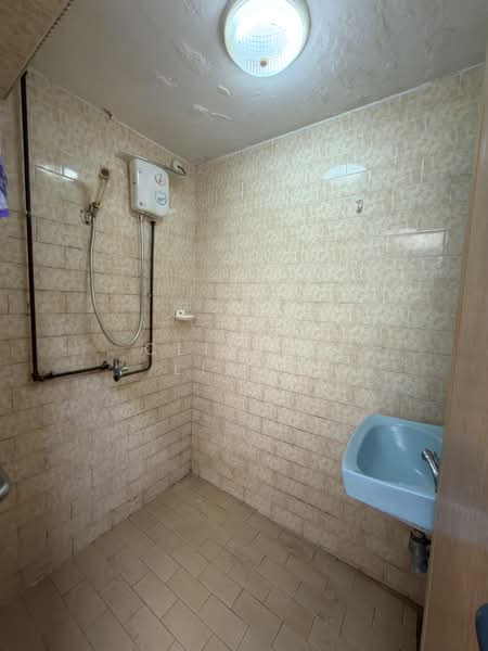 Land for Rebuild 1km St Nics, , 3 Bedrooms, 1,500 sqft, Terraced House For Sale, by Clifton Liang, 500203111 - Bathroom - PropertyGuru.com.sg