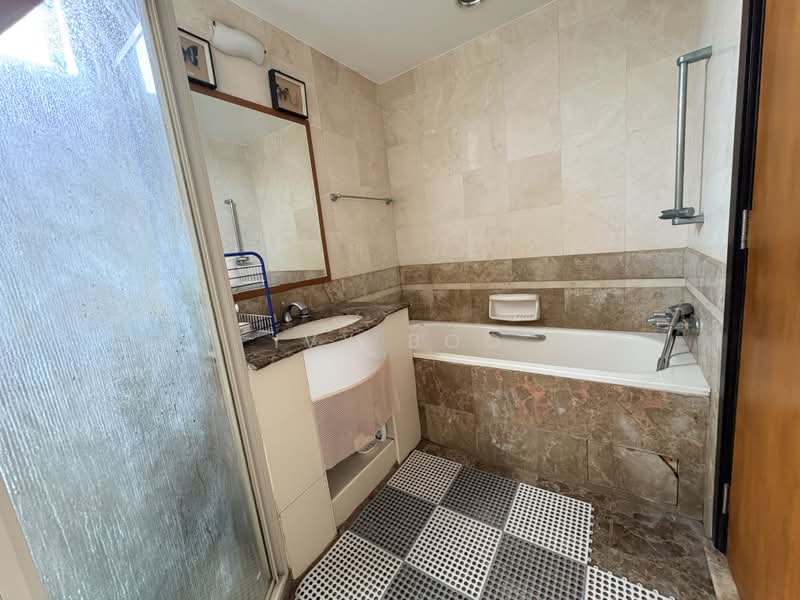 Regent Heights, 56 Bukit Batok East Avenue 5, 3 Bedrooms, 1,173 sqft, Condominium For Sale, by Ivy Boo, 500203113 - Bathroom - PropertyGuru.com.sg