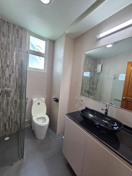 Lorong Lew Lian, Lorong Lew Lian, Lorong Ong Lye, Serangoon Central, Pillia Rd, Serangoon Ave 1, 6 Bedrooms, 3,200 sqft, Semi-Detached House For Rent, by Song Lim, 500203144 - Bathroom - PropertyGuru.com.sg