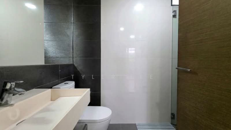 The Trizon, 8 Ridgewood Close, 2 Bedrooms, 1,012 sqft, Condominium For Sale, by Tyler Lee, 500203146 - Bathroom - PropertyGuru.com.sg