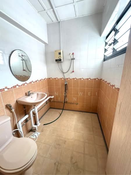 349 Jurong East Avenue 1, 349 Jurong East Avenue 1, 2 Bedrooms, 936 sqft, HDB Flat For Sale, by Yeong Wei Jian, 500203172 - Master bathroom - PropertyGuru.com.sg