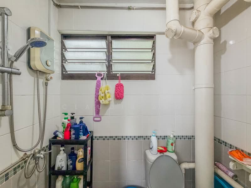 208 Yishun Street 21, 208 Yishun Street 21, 3 Bedrooms, 1,001 sqft, HDB Flat For Sale, by Claudia Ang, 500203346 - Bathroom - PropertyGuru.com.sg
