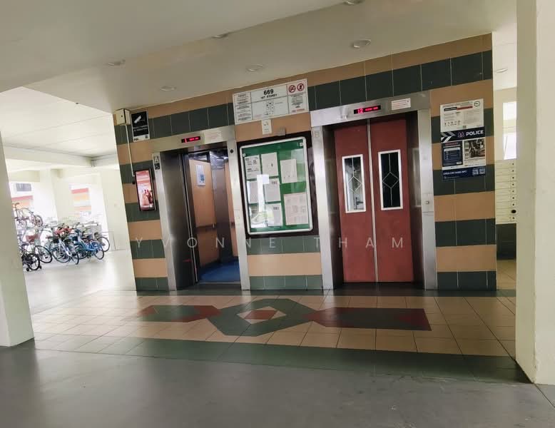 669 Choa Chu Kang Crescent, 669 Choa Chu Kang Crescent, 3 Bedrooms, 1,098 sqft, HDB Flat For Rent, by Yvonne Tham, 500203350 - Corridor - PropertyGuru.com.sg