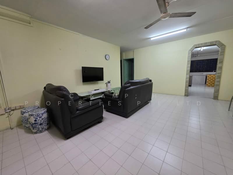 132 Yishun Street 11, 132 Yishun Street 11, 3 Bedrooms, 1,119 sqft, HDB Flat For Sale, by PETER, 500203355 - Living Room - PropertyGuru.com.sg