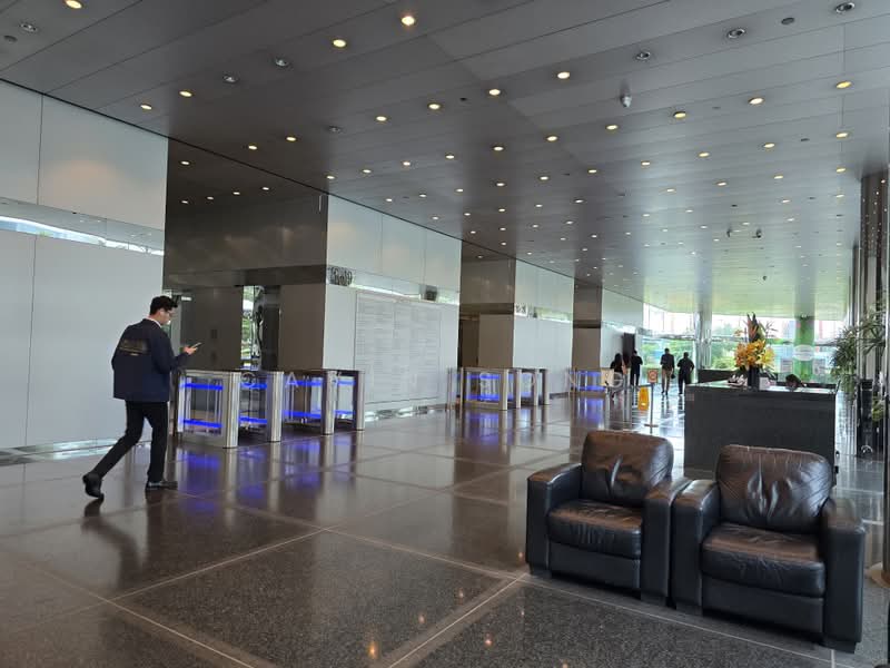 Gateway East, 152 Beach Road, 1,419 sqft, Office For Rent, by Cavin Song, 500203378 - Lobby - CommercialGuru.com.sg