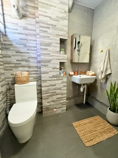 553 Ang Mo Kio Avenue 10, 553 Ang Mo Kio Avenue 10, 3 Bedrooms, 1,280 sqft, HDB Flat For Sale, by Karen Lim, 500203390 - Bathroom - PropertyGuru.com.sg