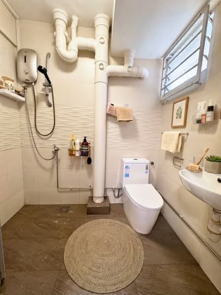 553 Ang Mo Kio Avenue 10, 553 Ang Mo Kio Avenue 10, 3 Bedrooms, 1,280 sqft, HDB Flat For Sale, by Karen Lim, 500203390 - Bathroom - PropertyGuru.com.sg