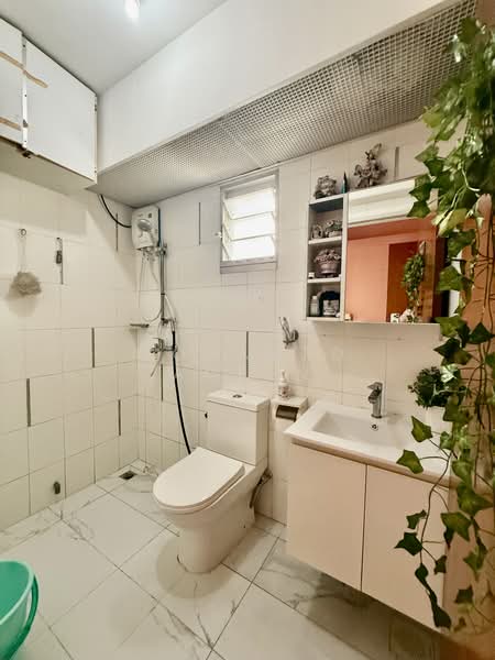 23 Teban Gardens Road, 23 Teban Gardens Road, 3 Bedrooms, 936 sqft, HDB Flat For Sale, by Mohamed Ameen, 500203396 - Bathroom - PropertyGuru.com.sg