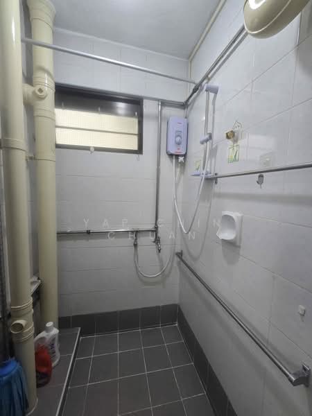 157 Lorong 1 Toa Payoh, 157 Lorong 1 Toa Payoh, 2 Bedrooms, 720 sqft, HDB Flat For Sale, by Yap Chin Chuan, 500203402 - Bathroom - PropertyGuru.com.sg