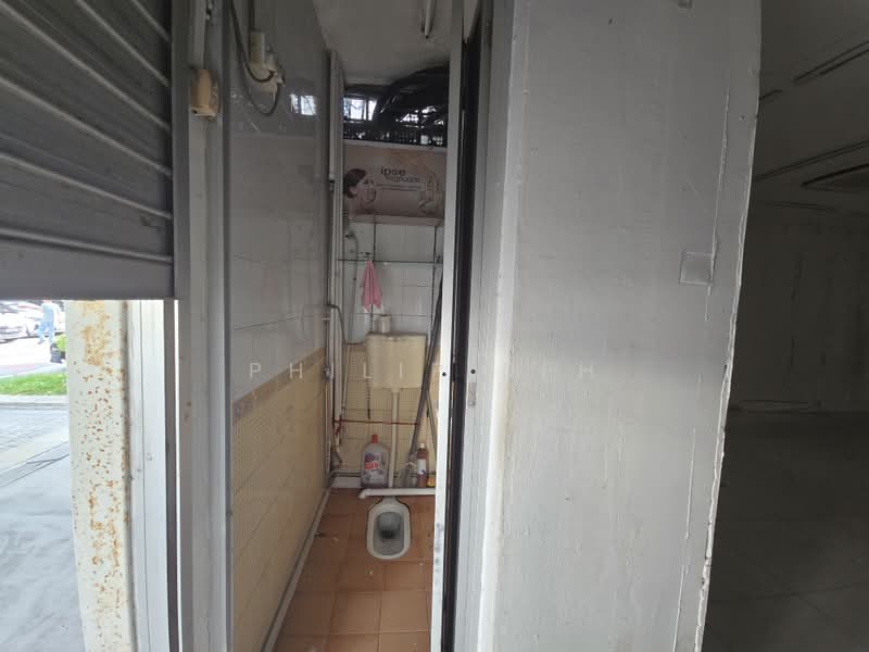 High Footfall Toa Payoh Central Shophouse Unit, Toa Payoh Central, 740 sqft, Shop / Shophouse For Rent, by Philip Peh, 500203427 - Bathroom - CommercialGuru.com.sg
