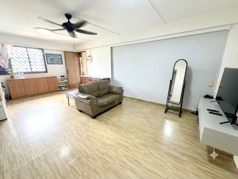 317 Hougang Avenue 7, 317 Hougang Avenue 7, 3 Bedrooms, 1,001 sqft, HDB Flat For Sale, by Ashley Thio, 500203467 - Living Room - PropertyGuru.com.sg