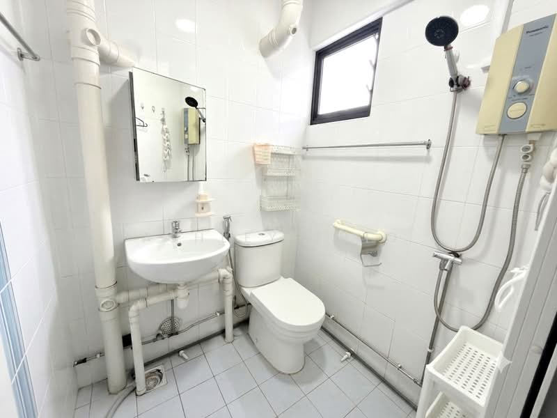 317 Hougang Avenue 7, 317 Hougang Avenue 7, 3 Bedrooms, 1,001 sqft, HDB Flat For Sale, by Ashley Thio, 500203467 - Bathroom - PropertyGuru.com.sg