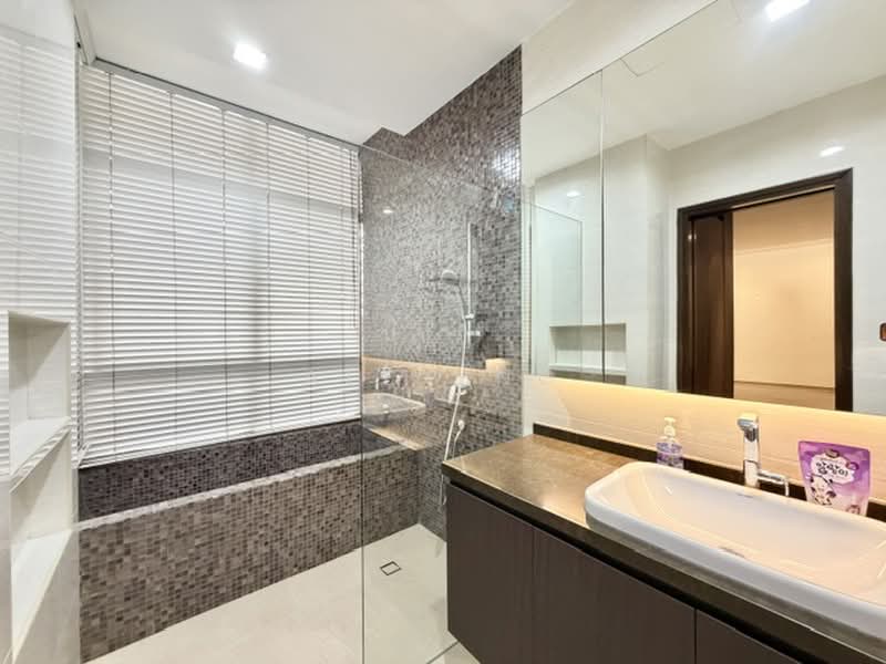 Cheap! 3.5sty Modern Bungalow, Home Lift, Reno, Move in cond, Convenient, Don't Missed!, Upper East Coast Estate, Bedok Estate, Changi Road Estate, 7 Bedrooms, 7,000 sqft, Bungalow House For Sale, by Alex Ng, 500203468 - Bathroom - PropertyGuru.com.sg