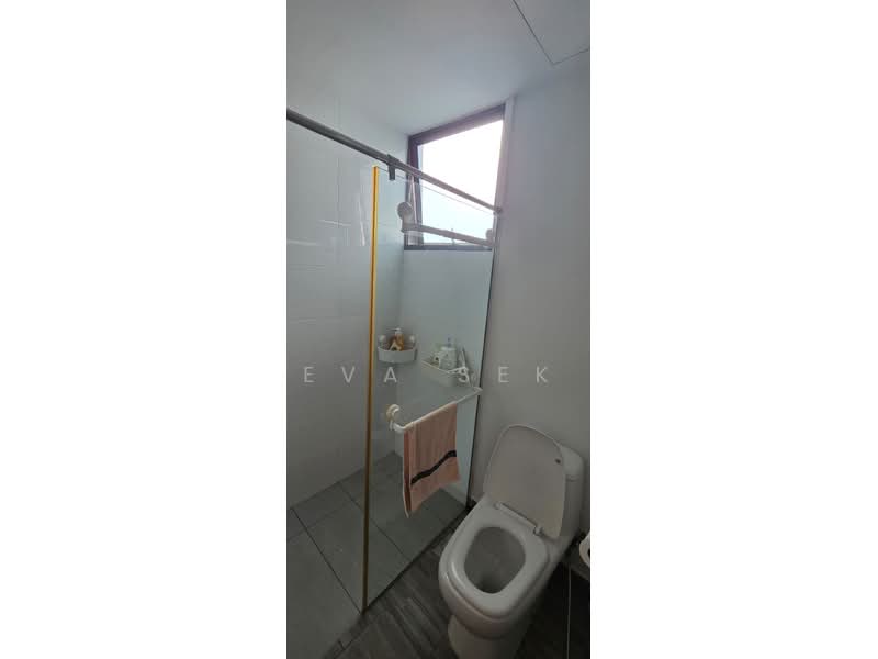 Parc Oasis, 53 Jurong East Avenue 1, 3 Bedrooms, 1,227 sqft, Condominium For Sale, by Eva Sek, 500203479 - Bathroom - PropertyGuru.com.sg