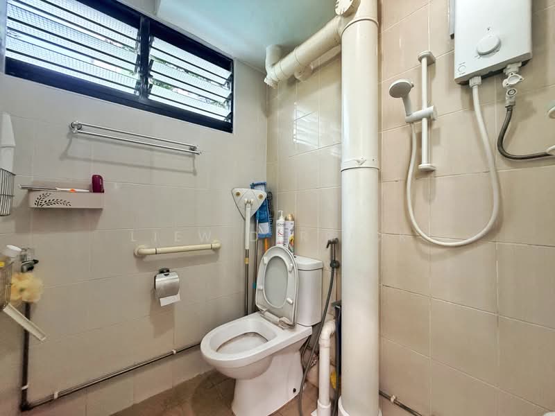 621 Ang Mo Kio Avenue 9, 621 Ang Mo Kio Avenue 9, 3 Bedrooms, 990 sqft, HDB Flat For Sale, by Liew Derrick, 500203481 - Bathroom - PropertyGuru.com.sg