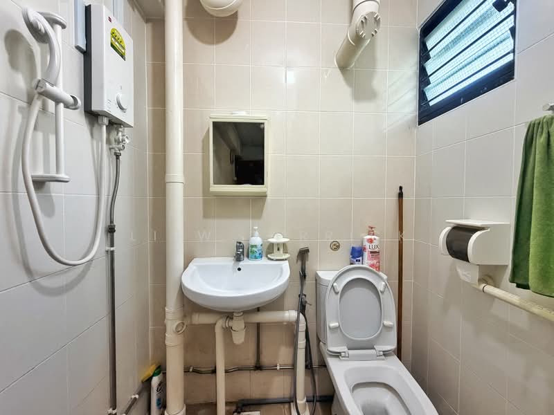 621 Ang Mo Kio Avenue 9, 621 Ang Mo Kio Avenue 9, 3 Bedrooms, 990 sqft, HDB Flat For Sale, by Liew Derrick, 500203481 - Bathroom - PropertyGuru.com.sg