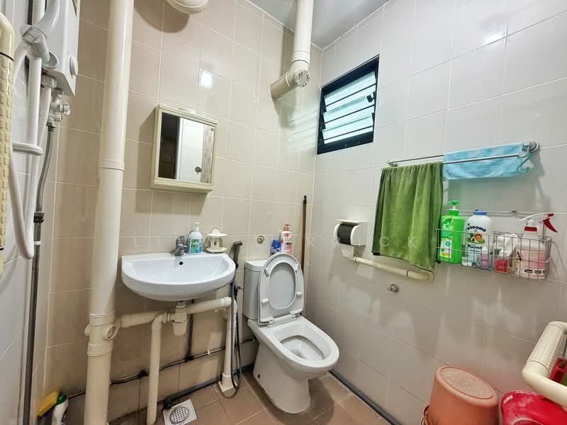 621 Ang Mo Kio Avenue 9, 621 Ang Mo Kio Avenue 9, 3 Bedrooms, 990 sqft, HDB Flat For Sale, by Liew Derrick, 500203481 - Bathroom - PropertyGuru.com.sg