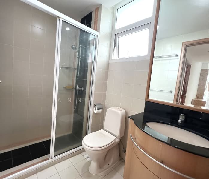 Summerhill, 52 Hume Avenue, 3 Bedrooms, 1,302 sqft, Condominium For Sale, by Anne Hicks, 500203486 - Common Bathroom - PropertyGuru.com.sg