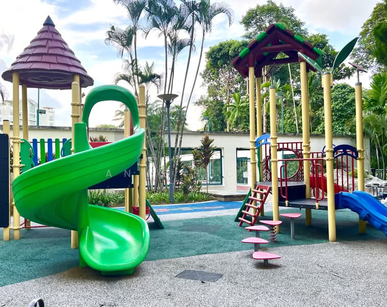 Summerhill, 52 Hume Avenue, 3 Bedrooms, 1,302 sqft, Condominium For Sale, by Anne Hicks, 500203486 - Children's playground and Tennis court - PropertyGuru.com.sg