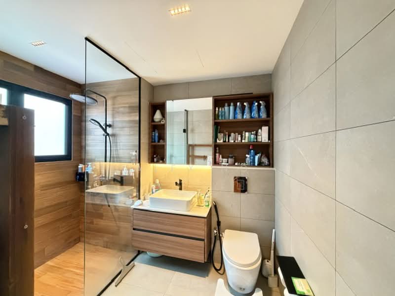 Move in Condition, 2.5sty + Basement, Good layout, Privacy, Good Quality Material used, Bedok Estate, Changi Road Estate, 5 Bedrooms, 2,325 sqft, Cluster House For Sale, by Alex Ng, 500203499 - Bathroom - PropertyGuru.com.sg