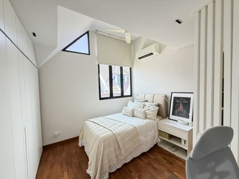 Move in Condition, 2.5sty + Basement, Good layout, Privacy, Good Quality Material used, Bedok Estate, Changi Road Estate, 5 Bedrooms, 2,325 sqft, Cluster House For Sale, by Alex Ng, 500203499 - Bedroom - PropertyGuru.com.sg