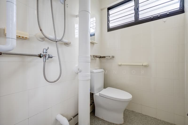 246 Hougang Street 22, 246 Hougang Street 22, 2 Bedrooms, 721 sqft, HDB Flat For Sale, by Fadzlin MNoor, 500203515 - Bathroom - PropertyGuru.com.sg