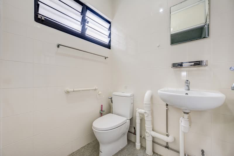 246 Hougang Street 22, 246 Hougang Street 22, 2 Bedrooms, 721 sqft, HDB Flat For Sale, by Fadzlin MNoor, 500203515 - Bathroom - PropertyGuru.com.sg