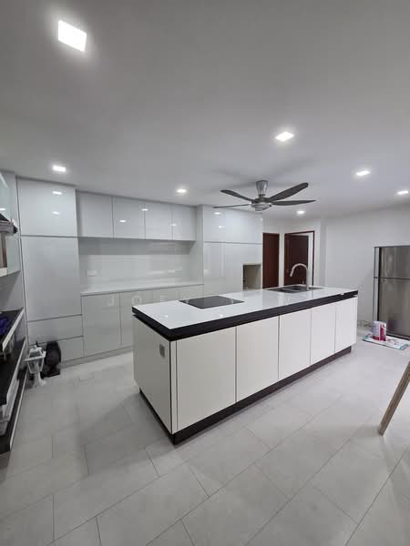 Seletar Hills Estate, Saraca Road, 6 Bedrooms, 4,200 sqft, Bungalow House For Rent, by Joey Yew, 500203522 - Indoor Kitchen Island - Induction stove - PropertyGuru.com.sg