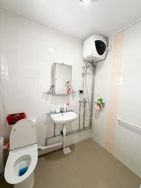 123 Pending Road, 123 Pending Road, 3 Bedrooms, 1,108 sqft, HDB Flat For Sale, by Natalie Lim, 500203575 - Bathroom - PropertyGuru.com.sg