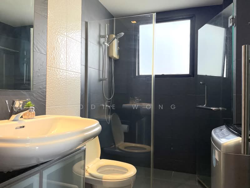 Huge Studio-Esque Master Bedroom | Tiong Bahru MRT 3 Mins Walk | Condo Facilities, Jalan Membina, Room Rental, 400 sqft, Condominium For Rent, by Addie Wong, 500203577 - Bathroom - PropertyGuru.com.sg