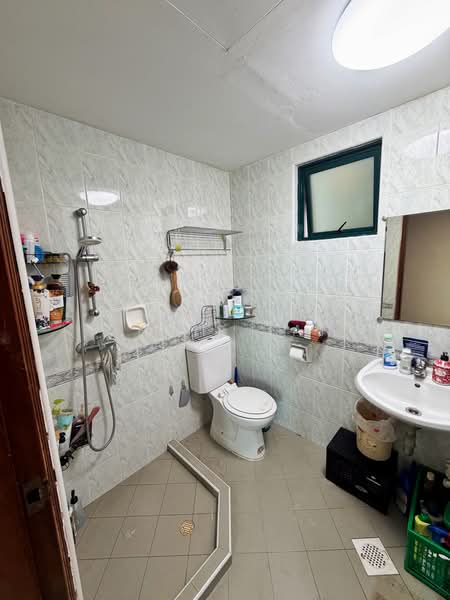 Regal Court, 17 Kim Keat Road, 2 Bedrooms, 915 sqft, Apartment For Sale, by Chris Tan, 500203612 - Bathroom - PropertyGuru.com.sg