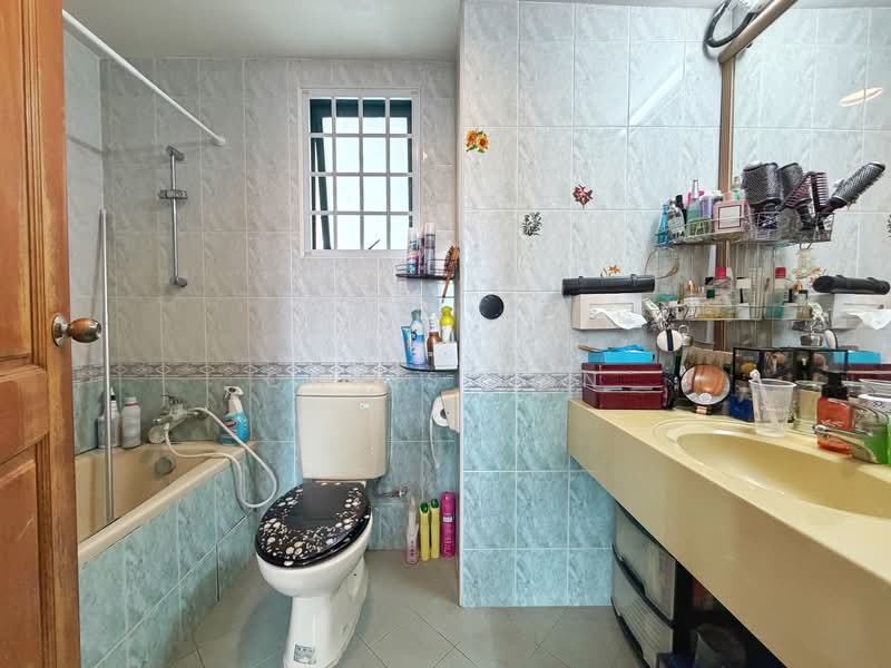 Regal Court, 17 Kim Keat Road, 2 Bedrooms, 915 sqft, Apartment For Sale, by Chris Tan, 500203612 - Bathroom - PropertyGuru.com.sg