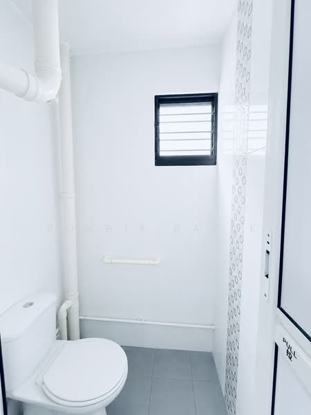 506 Bukit Batok Street 52, 506 Bukit Batok Street 52, 2 Bedrooms, 743 sqft, HDB Flat For Sale, by Robbie Razak, 500203719 - Bathroom - PropertyGuru.com.sg