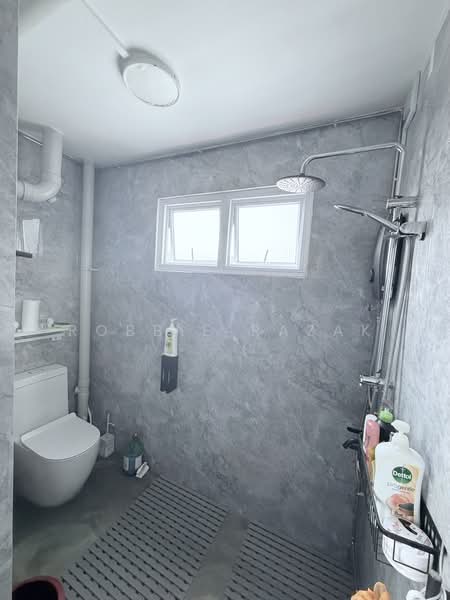 528 Bukit Batok Street 51, 528 Bukit Batok Street 51, 2 Bedrooms, 646 sqft, HDB Flat For Sale, by Robbie Razak, 500203729 - Bathroom - PropertyGuru.com.sg