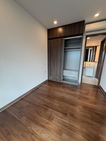 8 Hullet, 8 Hullet Road, 2 Bedrooms, 667 sqft, Condominium For Rent, by Lynn Kimura, 500203750 - Master Bedroom - PropertyGuru.com.sg