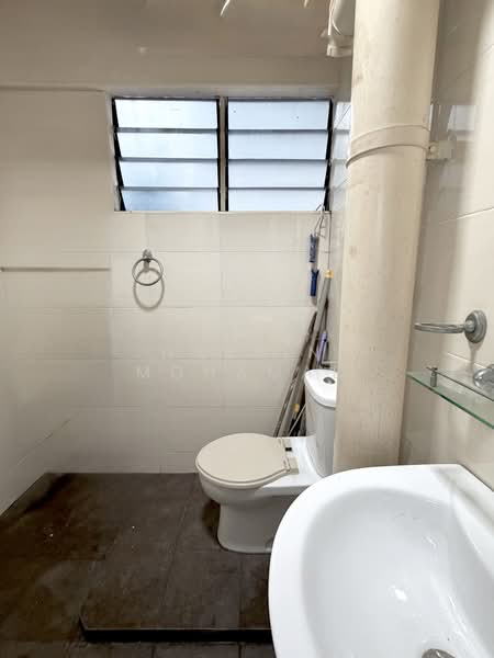 176 Bukit Batok West Avenue 8, 176 Bukit Batok West Avenue 8, 2 Bedrooms, 721 sqft, HDB Flat For Sale, by Hazrin Mohamad, 500203774 - Bathroom - PropertyGuru.com.sg