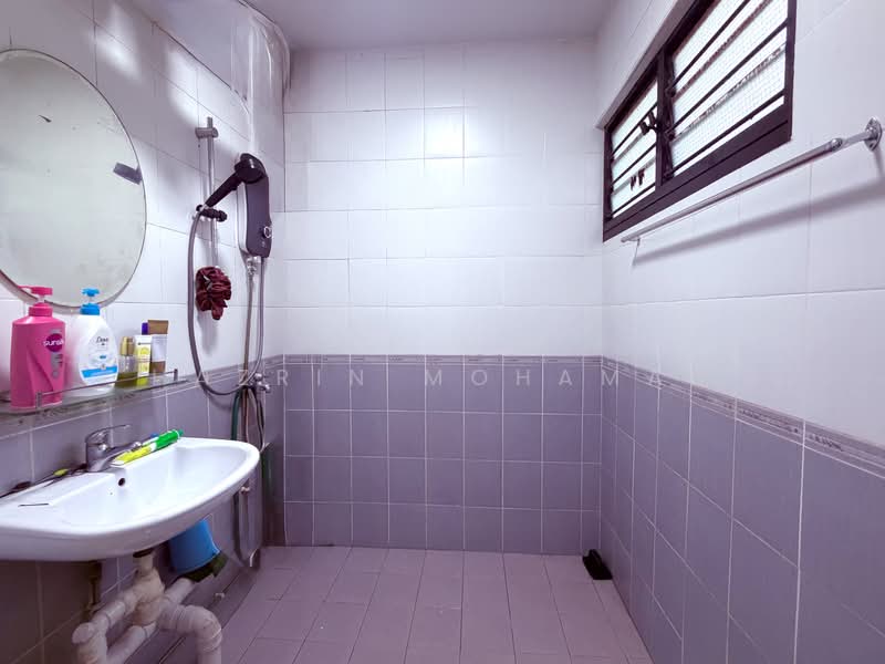 176 Bukit Batok West Avenue 8, 176 Bukit Batok West Avenue 8, 2 Bedrooms, 721 sqft, HDB Flat For Sale, by Hazrin Mohamad, 500203774 - Bathroom - PropertyGuru.com.sg