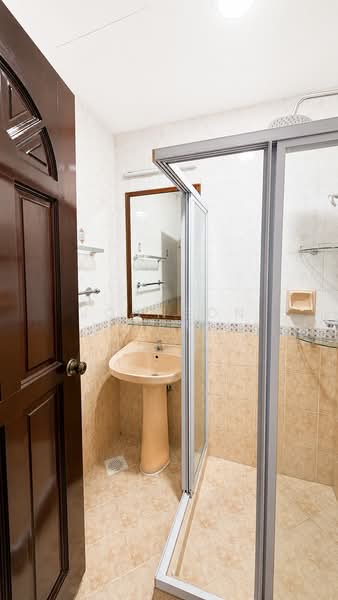 Westwood Park, Westwood Crescent, Room Rental, 200 sqft, Terraced House For Rent, by Johnson Lim, 500203796 - Bathroom - PropertyGuru.com.sg