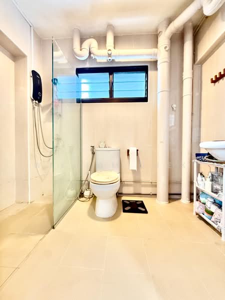 156 Lorong 1 Toa Payoh, 156 Lorong 1 Toa Payoh, 3 Bedrooms, 1,098 sqft, HDB Flat For Sale, by William Quek, 500203802 - Bathroom - PropertyGuru.com.sg