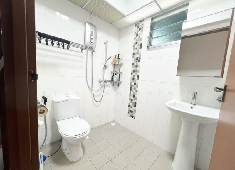 489C Choa Chu Kang Avenue 5, 489C Choa Chu Kang Avenue 5, 3 Bedrooms, 1,001 sqft, HDB Flat For Sale, by Ryan Tan Zheng Jie, 500203853 - Bathroom - PropertyGuru.com.sg