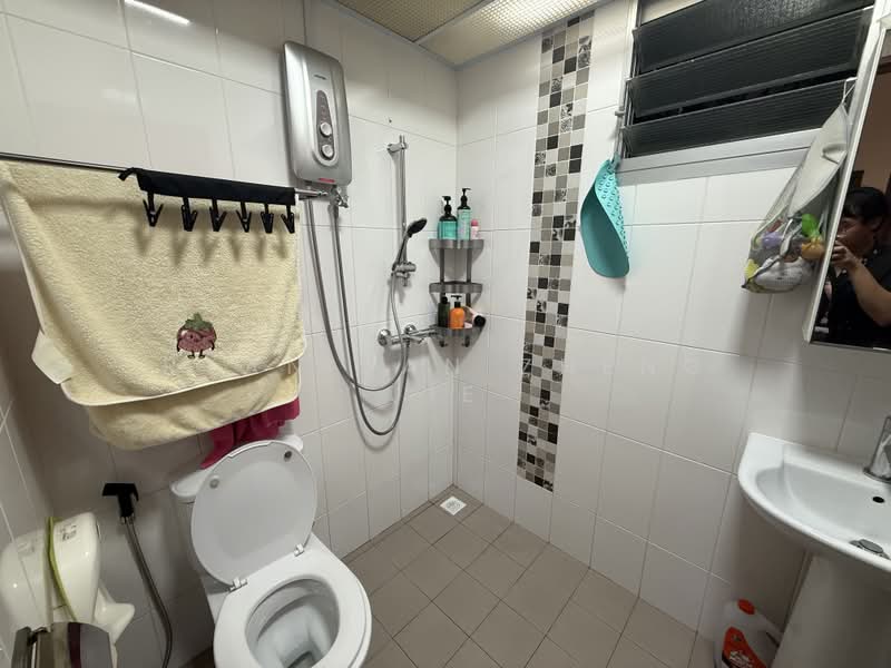 489C Choa Chu Kang Avenue 5, 489C Choa Chu Kang Avenue 5, 3 Bedrooms, 1,001 sqft, HDB Flat For Sale, by Ryan Tan Zheng Jie, 500203853 - Bathroom - PropertyGuru.com.sg