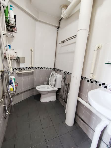 642 Rowell Road, 642 Rowell Road, 3 Bedrooms, 1,109 sqft, HDB Flat For Sale, by Phyllis Koh 郭艾廷, 500203863 - Bathroom - PropertyGuru.com.sg