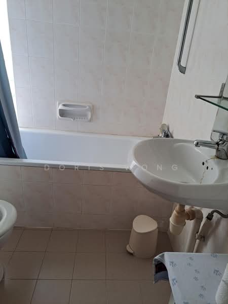 Pandan Valley, 4 Pandan Valley, 4 Bedrooms, 2,186 sqft, Condominium For Sale, by Doris Wong, 500203874 - Bathroom - PropertyGuru.com.sg