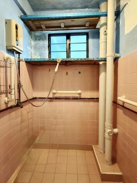 118 Lorong 1 Toa Payoh, 118 Lorong 1 Toa Payoh, 2 Bedrooms, 699 sqft, HDB Flat For Sale, by Kingsley Zheng 鄭鈞鴻, 500203902 - Bathroom - PropertyGuru.com.sg