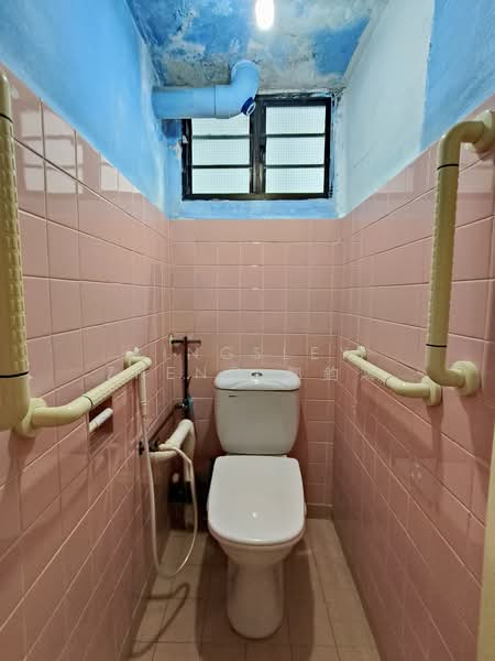 118 Lorong 1 Toa Payoh, 118 Lorong 1 Toa Payoh, 2 Bedrooms, 699 sqft, HDB Flat For Sale, by Kingsley Zheng 鄭鈞鴻, 500203902 - Bathroom - PropertyGuru.com.sg