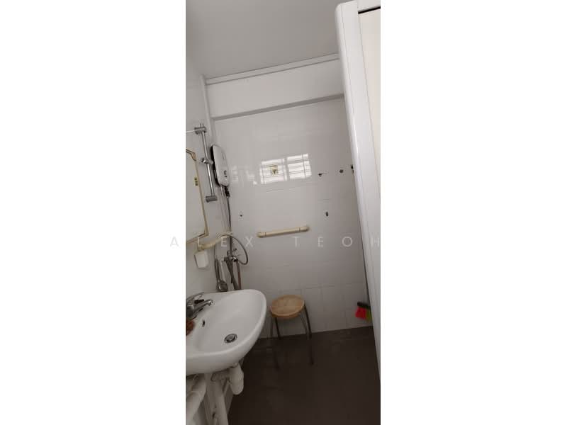219A Jurong East Street 21, 219A Jurong East Street 21, 3 Bedrooms, 1,270 sqft, HDB Flat For Sale, by Alex Teoh, 500203920 - Bathroom - PropertyGuru.com.sg