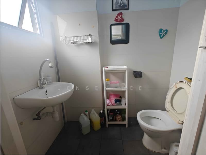 Pioneer Junction, 3 Soon Lee Street, 1,098 sqft, Factory / Workshop (B2) For Sale, by Jensen Lee, 500203935 - Bathroom - CommercialGuru.com.sg