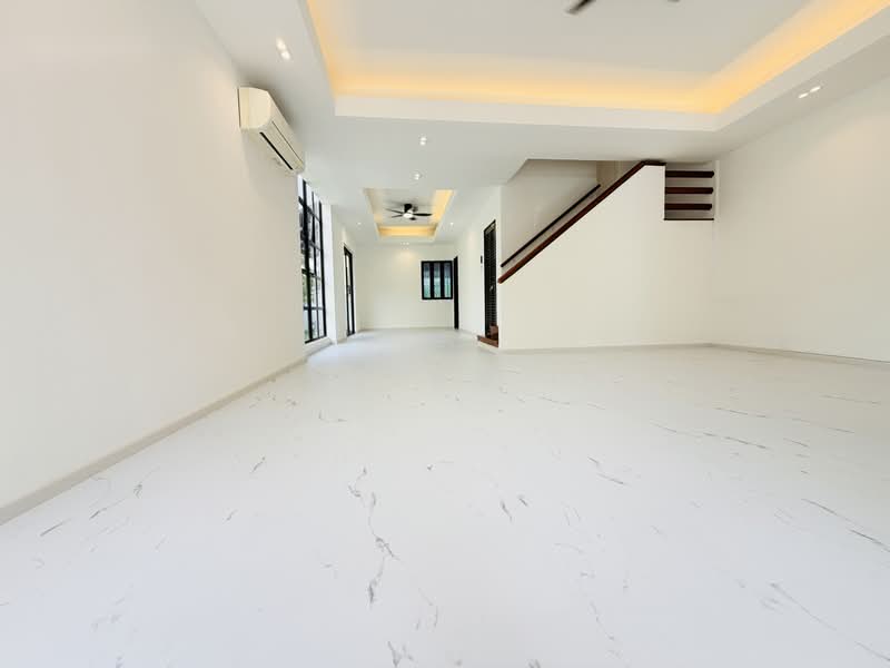 Newly Renovated Corner Terrace @ Minaret Walk, Minaret Walk, 5 Bedrooms, 2,500 sqft, Corner Terrace For Sale, by Razak ., 500203937 - Living Room - PropertyGuru.com.sg